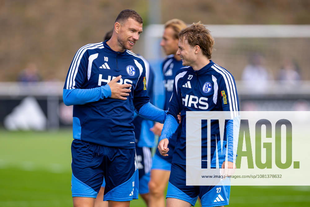 Fussball, Training des FC Schalke 04. v. l. Edin Dzeko (FC Schalke 04), Finn Porath (FC Schalke 04) lachen. Gelsenkirchen Trainingsgelände FC Schalke 04 NRW Deutschland xRHR-FOTO YYx