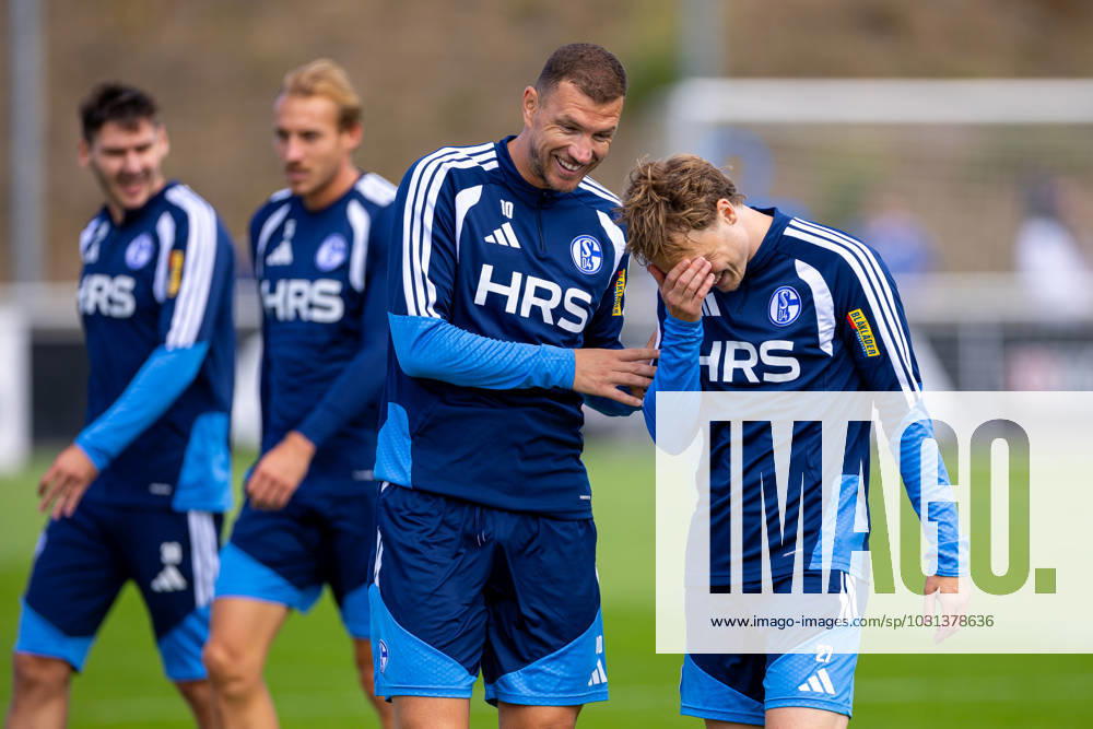 Fussball, Training des FC Schalke 04. v. l. Edin Dzeko (FC Schalke 04), Finn Porath (FC Schalke 04). Gelsenkirchen Trainingsgelände FC Schalke 04 NRW Deutschland xRHR-FOTO YYx