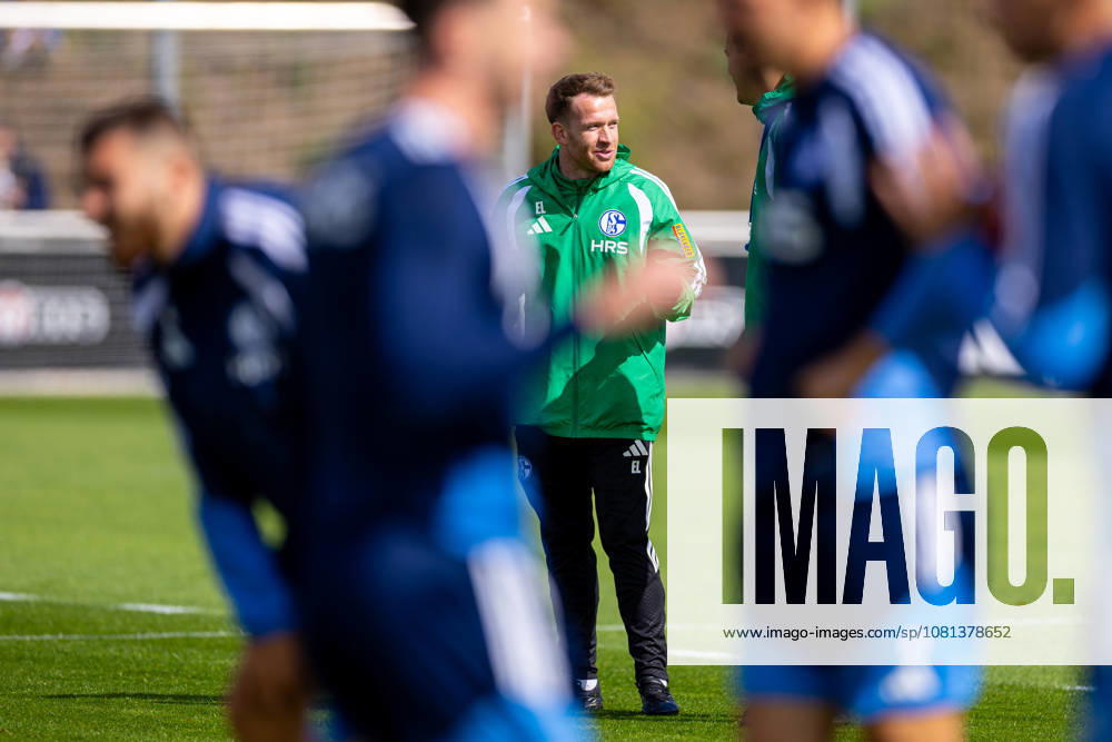 Fussball, Training des FC Schalke 04. Co-Trainer Eddie Lattimore (FC Schalke 04). Gelsenkirchen Trainingsgelände FC Schalke 04 NRW Deutschland xRHR-FOTO YYx