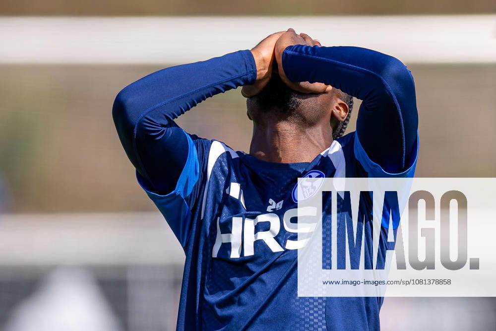 Fussball, Training des FC Schalke 04. Junior Dina Ebimbe (FC Schalke 04). Gelsenkirchen Trainingsgelände FC Schalke 04 NRW Deutschland xRHR-FOTO YYx