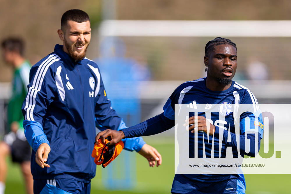 Fussball, Training des FC Schalke 04. v. l. Hasan Kurucay (FC Schalke 04), Junior Dina Ebimbe (FC Schalke 04). Gelsenkirchen Trainingsgelände FC Schalke 04 NRW Deutschland xRHR-FOTO YYx