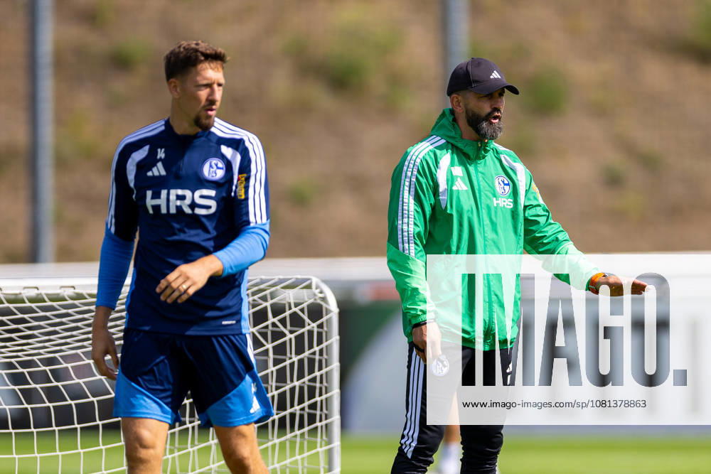Fussball, Training des FC Schalke 04. v. l. Janik Bachmann (FC Schalke 04), Trainer Miron Muslic (FC Schalke 04). Gelsenkirchen Trainingsgelände FC Schalke 04 NRW Deutschland xRHR-FOTO YYx