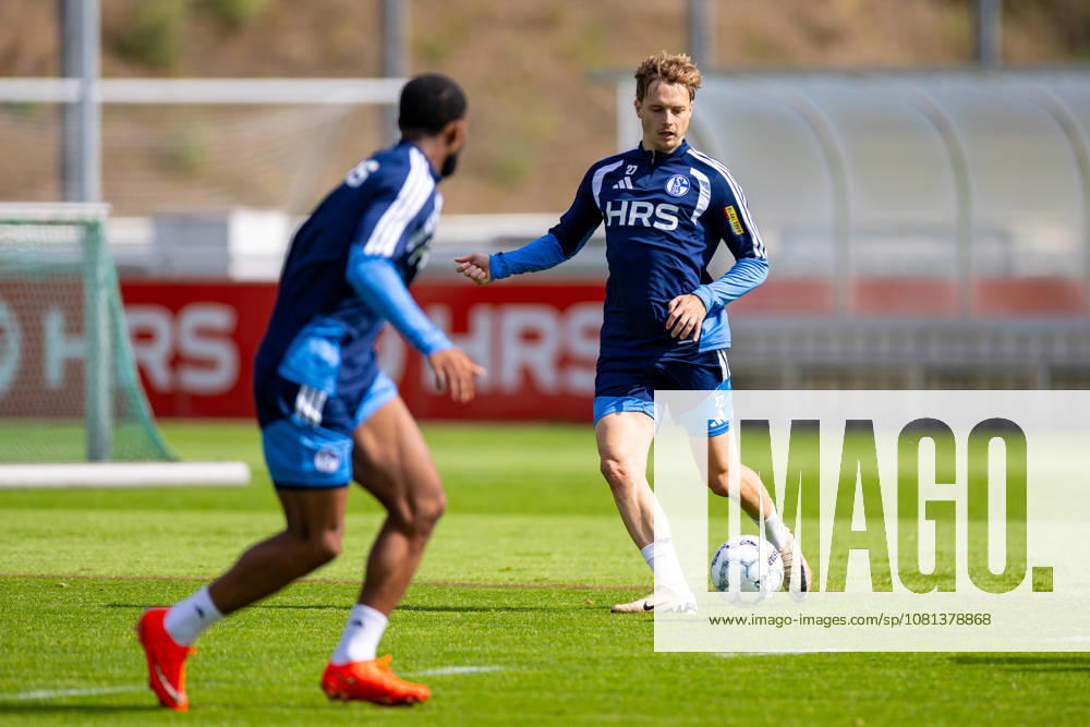 Fussball, Training des FC Schalke 04. Finn Porath (FC Schalke 04). Gelsenkirchen Trainingsgelände FC Schalke 04 NRW Deutschland xRHR-FOTO YYx