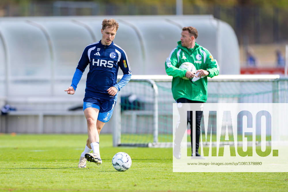 Fussball, Training des FC Schalke 04. v. l. Finn Porath (FC Schalke 04), Co-Trainer Eddie Lattimore (FC Schalke 04). Gelsenkirchen Trainingsgelände FC Schalke 04 NRW Deutschland xRHR-FOTO YYx
