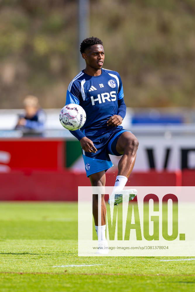 Fussball, Training des FC Schalke 04. Junior Adamu (FC Schalke 04). Gelsenkirchen Trainingsgelände FC Schalke 04 NRW Deutschland xRHR-FOTO YYx