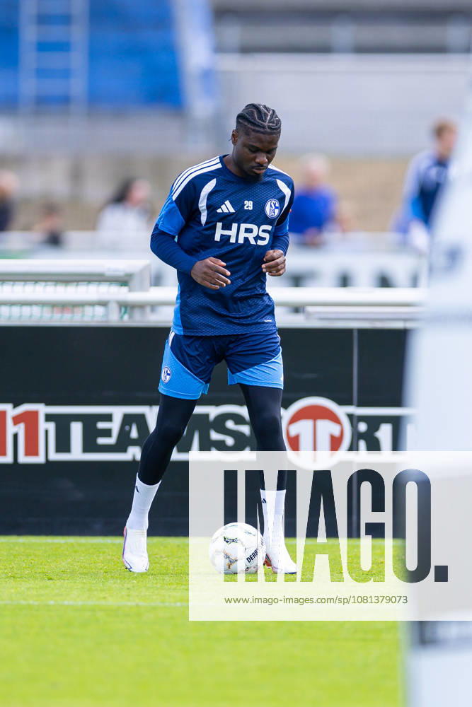 Fussball, Training des FC Schalke 04. Junior Dina Ebimbe (FC Schalke 04). Gelsenkirchen Trainingsgelände FC Schalke 04 NRW Deutschland xRHR-FOTO YYx