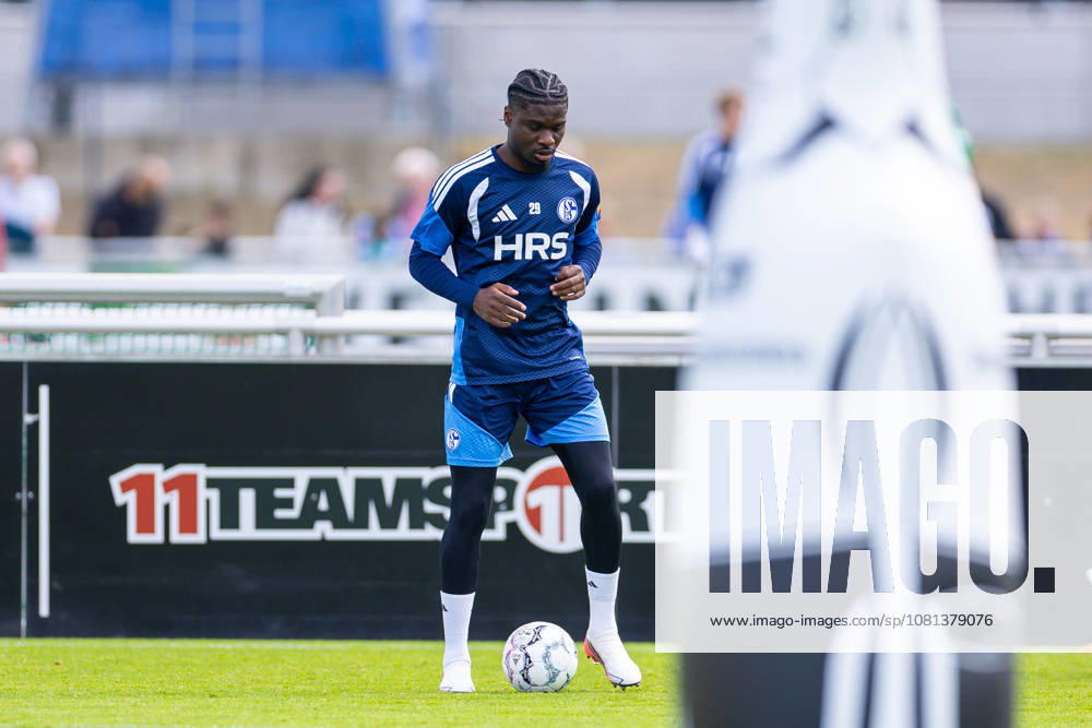 Fussball, Training des FC Schalke 04. Junior Dina Ebimbe (FC Schalke 04). Gelsenkirchen Trainingsgelände FC Schalke 04 NRW Deutschland xRHR-FOTO YYx