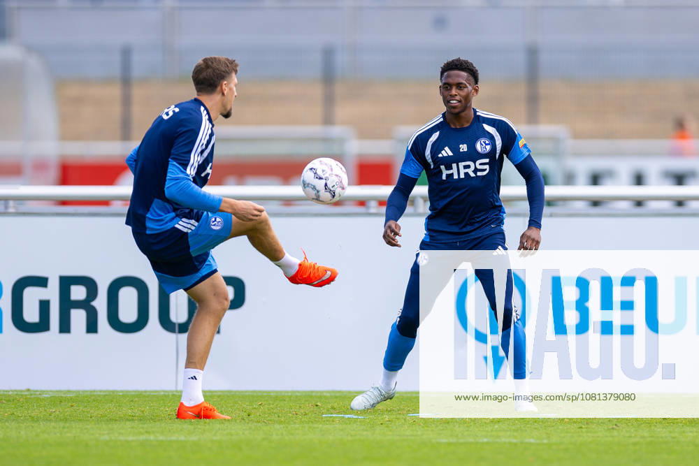 Fussball, Training des FC Schalke 04. v. l. Janik Bachmann (FC Schalke 04), Junior Adamu (FC Schalke 04). Gelsenkirchen Trainingsgelände FC Schalke 04 NRW Deutschland xRHR-FOTO YYx