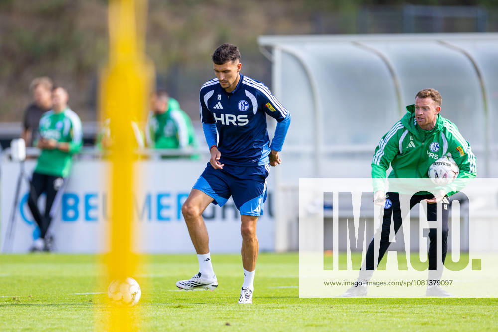 Fussball, Training des FC Schalke 04. Dejan Ljubicic (FC Schalke 04). Gelsenkirchen Trainingsgelände FC Schalke 04 NRW Deutschland xRHR-FOTO YYx