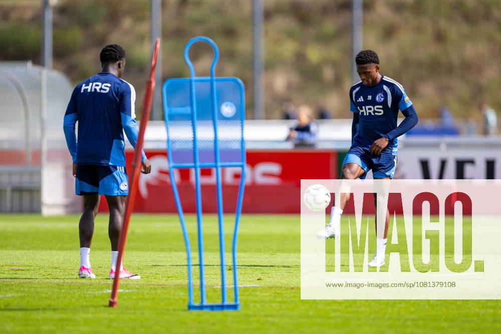 Fussball, Training des FC Schalke 04. Junior Adamu (FC Schalke 04). Gelsenkirchen Trainingsgelände FC Schalke 04 NRW Deutschland xRHR-FOTO YYx