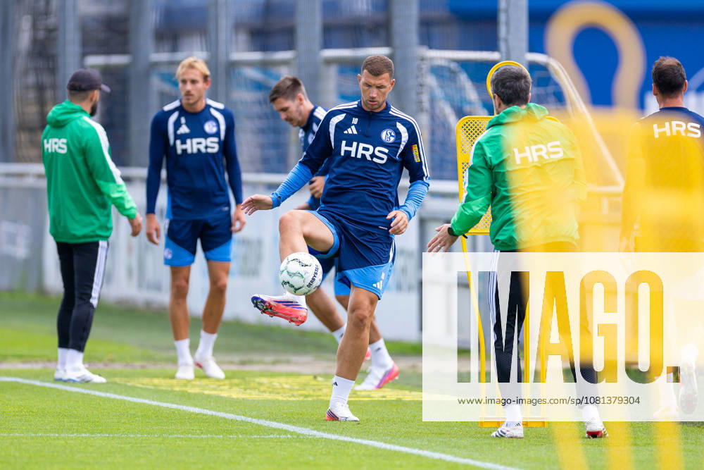 Fussball, Training des FC Schalke 04. Edin Dzeko (FC Schalke 04). Gelsenkirchen Trainingsgelände FC Schalke 04 NRW Deutschland xRHR-FOTO YYx