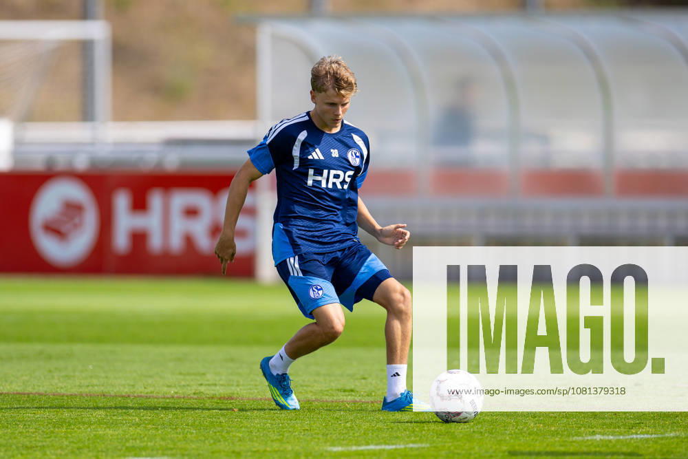 Fussball, Training des FC Schalke 04. Luca Vozar (FC Schalke 04). Gelsenkirchen Trainingsgelände FC Schalke 04 NRW Deutschland xRHR-FOTO YYx