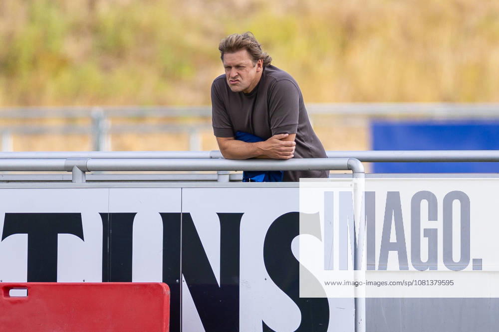 Fussball, Training des FC Schalke 04. Direktor Profifussball Youri Mulder (FC Schalke 04). Gelsenkirchen Trainingsgelände FC Schalke 04 NRW Deutschland xRHR-FOTO YYx