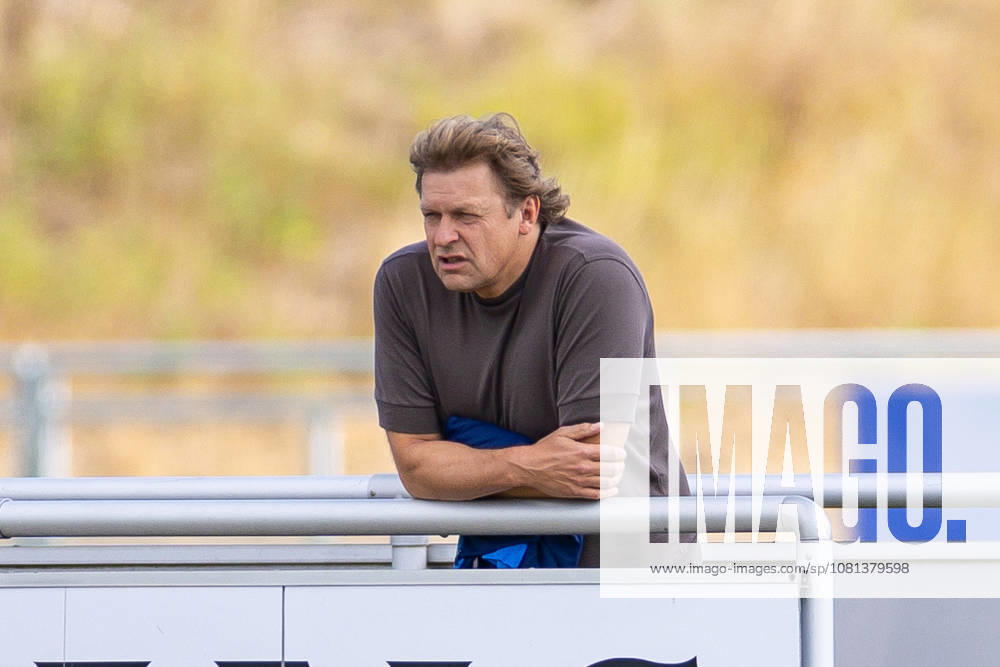 Fussball, Training des FC Schalke 04. Direktor Profifussball Youri Mulder (FC Schalke 04). Gelsenkirchen Trainingsgelände FC Schalke 04 NRW Deutschland xRHR-FOTO YYx