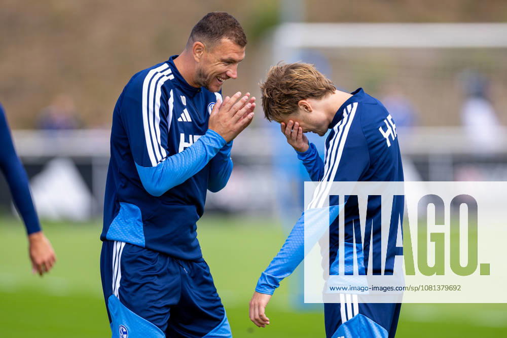 Fussball, Training des FC Schalke 04. v. l. Edin Dzeko (FC Schalke 04), Finn Porath (FC Schalke 04). Gelsenkirchen Trainingsgelände FC Schalke 04 NRW Deutschland xRHR-FOTO YYx