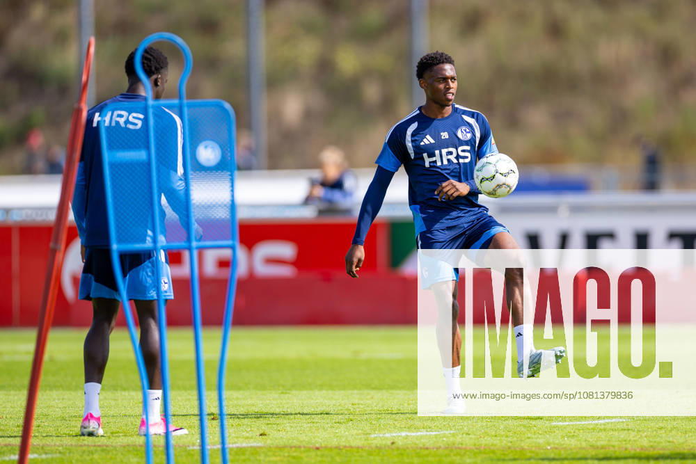 Fussball, Training des FC Schalke 04. Junior Adamu (FC Schalke 04). Gelsenkirchen Trainingsgelände FC Schalke 04 NRW Deutschland xRHR-FOTO YYx