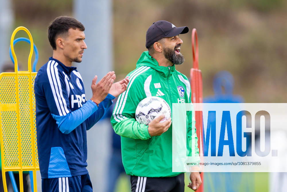 Fussball, Training des FC Schalke 04. v. l. Dejan Ljubicic (FC Schalke 04). Trainer Miron Muslic (FC Schalke 04) Gelsenkirchen Trainingsgelände FC Schalke 04 NRW Deutschland xRHR-FOTO YYx