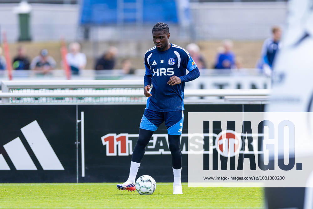 Fussball, Training des FC Schalke 04. Junior Dina Ebimbe (FC Schalke 04). Gelsenkirchen Trainingsgelände FC Schalke 04 NRW Deutschland xRHR-FOTO YYx