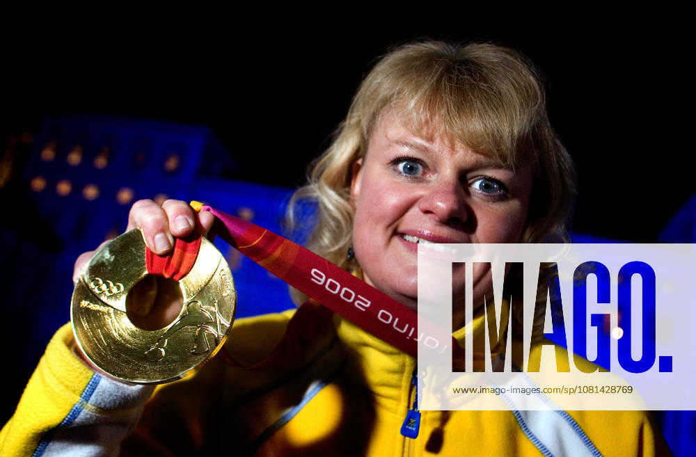 OS 2006 Vinter, Medaljcermoni, Curling: Anette Norberg, Sverige, Skipper haller upp sin Guld Medalj. Turin Italien