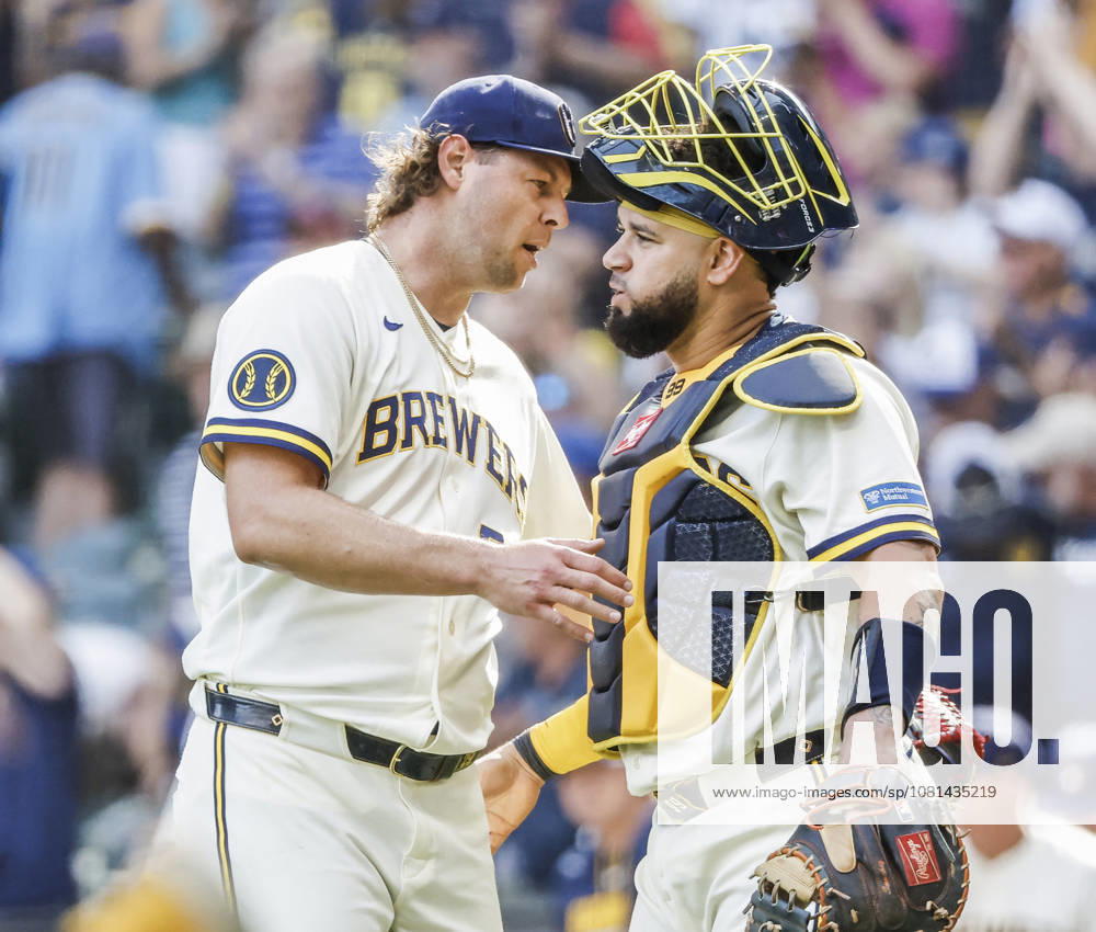 Milwaukee Brewers closing pitcher Trevor Megill celebrates with Milwaukee Brewers catcher Gary Sanchez after the final out in the ninth inning of the MLB, Baseball Herren, USA game between the Seattle Mariners and the Milwaukee Brewers at American Family Field in Milwaukee, Wisconsin on Thursday, August 20, 2026. The Brewers defeated the Mariners 7-4. MIL20260820834 TANNENxMAURY