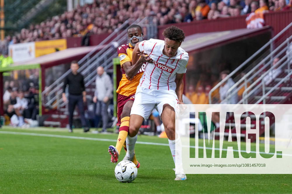 Derry Scherhant (SC Freiburg, 07) im Zweikampf mit Tawanda Maswanhise (Motherwell FC, 18) , Schottland, Fussball, UEFA Conference League, Play-offs, Hinspiel, 2026 2027, Motherwell FC vs. SC Freiburg, 20.08.2026, Fir Park Stadium, Motherwell Motherwell Fir Park Stadium North Lanarkshire Schottland