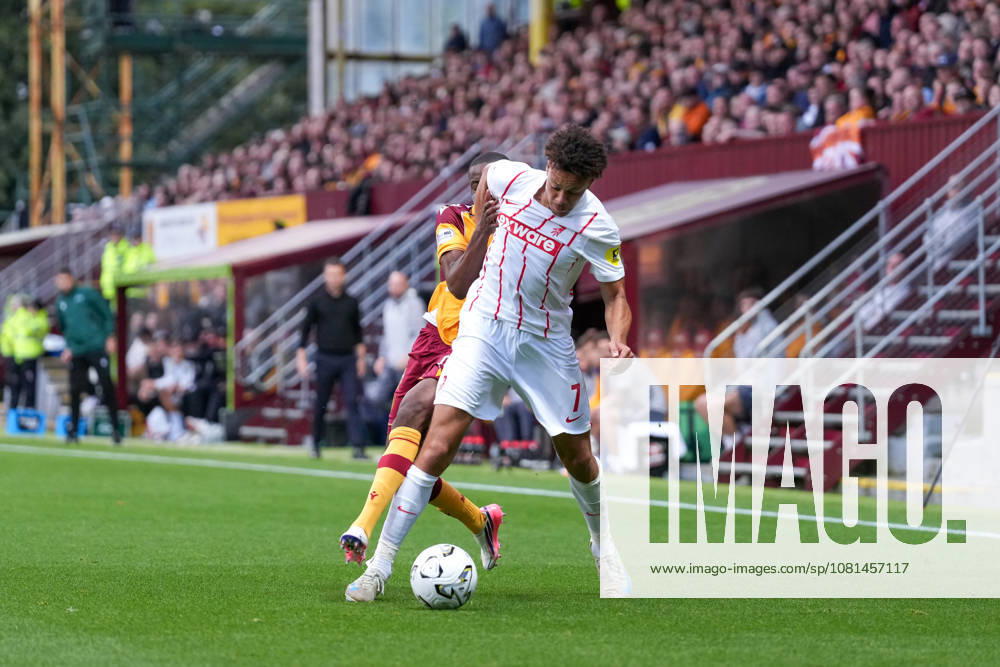 Derry Scherhant (SC Freiburg, 07) im Zweikampf mit Tawanda Maswanhise (Motherwell FC, 18) , Schottland, Fussball, UEFA Conference League, Play-offs, Hinspiel, 2026 2027, Motherwell FC vs. SC Freiburg, 20.08.2026, Fir Park Stadium, Motherwell Motherwell Fir Park Stadium North Lanarkshire Schottland