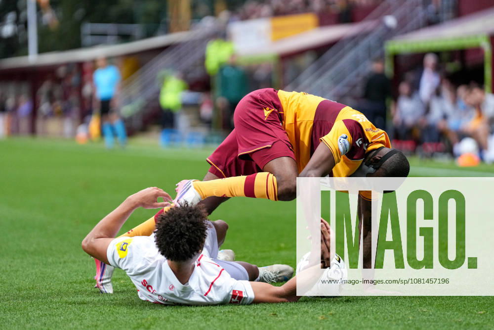 Derry Scherhant (SC Freiburg, 07) im Zweikampf mit Tawanda Maswanhise (Motherwell FC, 18) , Schottland, Fussball, UEFA Conference League, Play-offs, Hinspiel, 2026 2027, Motherwell FC vs. SC Freiburg, 20.08.2026, Fir Park Stadium, Motherwell Motherwell Fir Park Stadium North Lanarkshire Schottland
