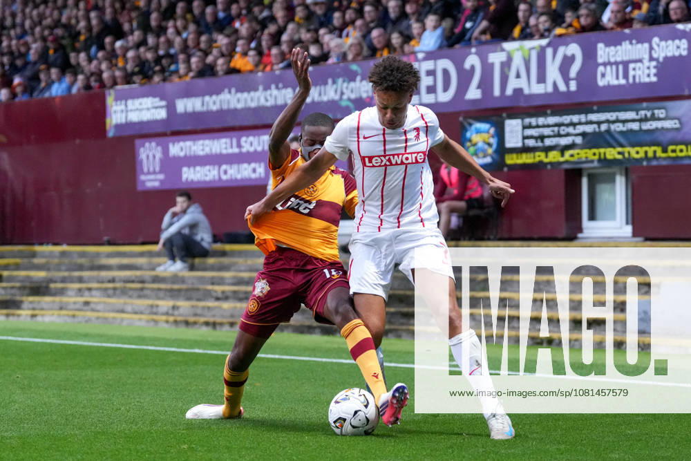 Derry Scherhant (SC Freiburg, 07) im Zweikampf mit Tawanda Maswanhise (Motherwell FC, 18) , Schottland, Fussball, UEFA Conference League, Play-offs, Hinspiel, 2026 2027, Motherwell FC vs. SC Freiburg, 20.08.2026, Fir Park Stadium, Motherwell Motherwell Fir Park Stadium North Lanarkshire Schottland