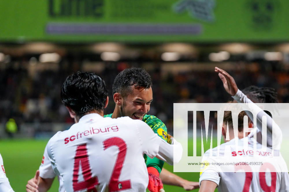 Keisuke Goto (SC Freiburg, 42) Torjubel, Emotionen, Torschuss, Abschluss, Torerfolg, Tor, Treffer, Mio Backhaus (SC Freiburg, 01) , Schottland, Fussball, UEFA Conference League, Play-offs, Hinspiel, 2026 2027, Motherwell FC vs. SC Freiburg, 20.08.2026, Fir Park Stadium, Motherwell Motherwell Fir Park Stadium North Lanarkshire Schottland