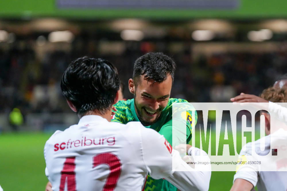 Keisuke Goto (SC Freiburg, 42) Torjubel, Emotionen, Torschuss, Abschluss, Torerfolg, Tor, Treffer, Mio Backhaus (SC Freiburg, 01) , Schottland, Fussball, UEFA Conference League, Play-offs, Hinspiel, 2026 2027, Motherwell FC vs. SC Freiburg, 20.08.2026, Fir Park Stadium, Motherwell Motherwell Fir Park Stadium North Lanarkshire Schottland