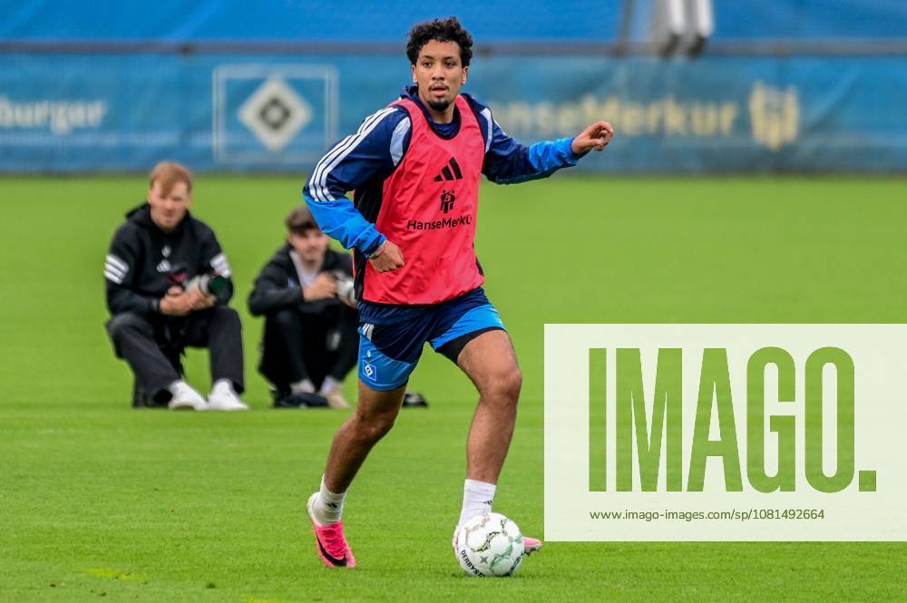Bilal Nadir ( HSV ) am Ball Deutschland , Hamburg , Volksparkstadion Trainingsgelände , Fussball , 1. Bundesliga , Training des Hamburger SV