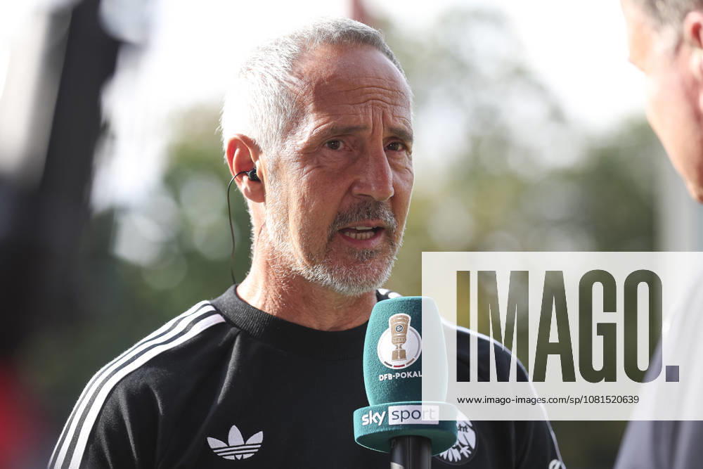 Trainer Adi Huetter (Eintracht Frankfurt) schaut waehrend des Spiels der 1. Runde des DFB-Pokal zwischen SC St. Toenis und Eintracht Frankfurt, Grotenburg-Stadion am 21. August 2026 in Krefeld, Deutschland. (Foto von Oliver Kaelke DeFodi Images) +++ Trainer Adi Huetter (Eintracht Frankfurt) looks on during the 1st round match of the DFB-Pokal between SC St. Toenis and Eintracht Frankfurt at Grotenburg-Stadion on August 21, 2026 in Krefeld, Germany. (Photo by Oliver Kaelke DeFodi Images) DFB DFL REGULATIONS PROHIBIT ANY USE OF PHOTOGRAPHS AS IMAGE SEQUENCES AND OR QUASI-VIDEO. (Photo by Oliver Kaelke DeFodi Images) -