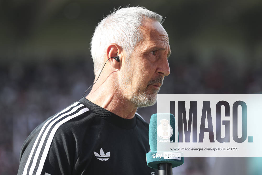 Trainer Adi Huetter (Eintracht Frankfurt) schaut waehrend des Spiels der 1. Runde des DFB-Pokal zwischen SC St. Toenis und Eintracht Frankfurt, Grotenburg-Stadion am 21. August 2026 in Krefeld, Deutschland. (Foto von Oliver Kaelke DeFodi Images) +++ Trainer Adi Huetter (Eintracht Frankfurt) looks on during the 1st round match of the DFB-Pokal between SC St. Toenis and Eintracht Frankfurt at Grotenburg-Stadion on August 21, 2026 in Krefeld, Germany. (Photo by Oliver Kaelke DeFodi Images) DFB DFL REGULATIONS PROHIBIT ANY USE OF PHOTOGRAPHS AS IMAGE SEQUENCES AND OR QUASI-VIDEO. (Photo by Oliver Kaelke DeFodi Images) -