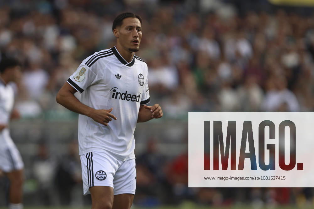 Younes Ebnoutalib (Eintracht Frankfurt) schaut waehrend des Spiels der 1. Runde des DFB-Pokal zwischen SC St. Toenis und Eintracht Frankfurt, Grotenburg-Stadion am 21. August 2026 in Krefeld, Deutschland. (Foto von Oliver Kaelke DeFodi Images) +++ Younes Ebnoutalib (Eintracht Frankfurt) looks on during the 1st round match of the DFB-Pokal between SC St. Toenis and Eintracht Frankfurt at Grotenburg-Stadion on August 21, 2026 in Krefeld, Germany. (Photo by Oliver Kaelke DeFodi Images) DFB DFL REGULATIONS PROHIBIT ANY USE OF PHOTOGRAPHS AS IMAGE SEQUENCES AND OR QUASI-VIDEO. (Photo by Oliver Kaelke DeFodi Images) -