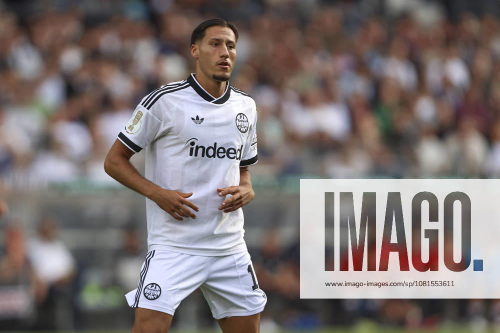 Younes Ebnoutalib (Eintracht Frankfurt) schaut waehrend des Spiels der 1. Runde des DFB-Pokal zwischen SC St. Toenis und Eintracht Frankfurt, Grotenburg-Stadion am 21. August 2026 in Krefeld, Deutschland. (Foto von Oliver Kaelke DeFodi Images) +++ Younes Ebnoutalib (Eintracht Frankfurt) looks on during the 1st round match of the DFB-Pokal between SC St. Toenis and Eintracht Frankfurt at Grotenburg-Stadion on August 21, 2026 in Krefeld, Germany. (Photo by Oliver Kaelke DeFodi Images) DFB DFL REGULATIONS PROHIBIT ANY USE OF PHOTOGRAPHS AS IMAGE SEQUENCES AND OR QUASI-VIDEO. (Photo by Oliver Kaelke DeFodi Images) -