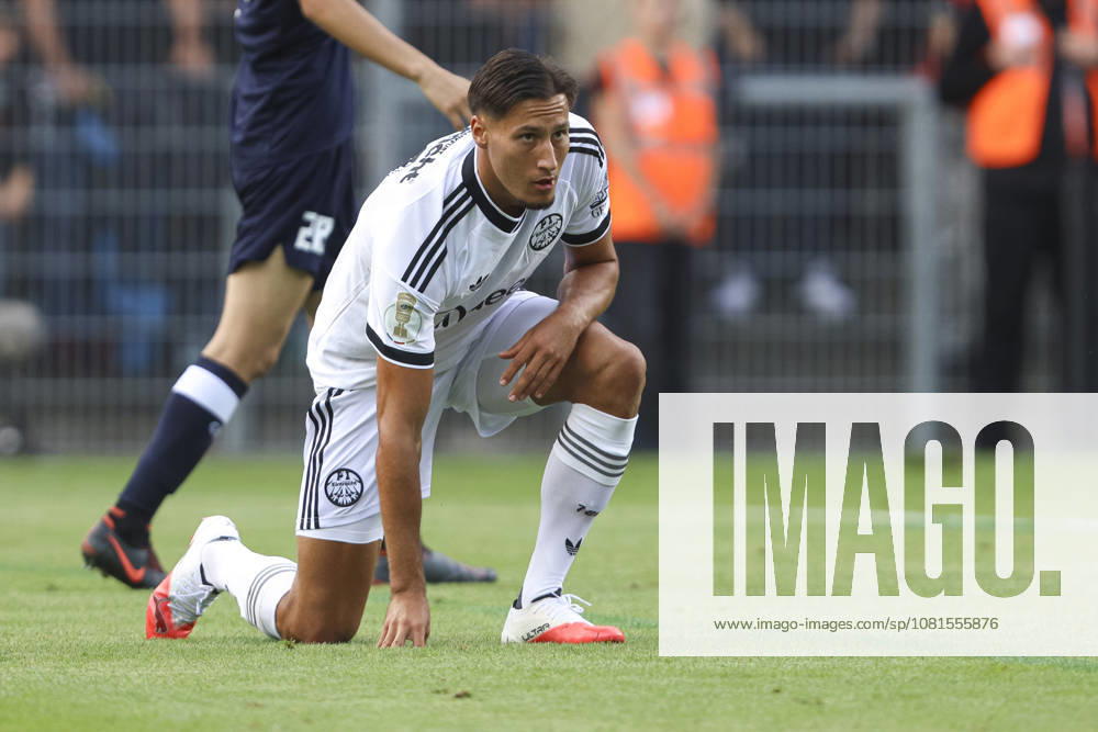 Younes Ebnoutalib (Eintracht Frankfurt) schaut, am boden waehrend des Spiels der 1. Runde des DFB-Pokal zwischen SC St. Toenis und Eintracht Frankfurt, Grotenburg-Stadion am 21. August 2026 in Krefeld, Deutschland. (Foto von Oliver Kaelke DeFodi Images) +++ Younes Ebnoutalib (Eintracht Frankfurt) looks on, on the ground during the 1st round match of the DFB-Pokal between SC St. Toenis and Eintracht Frankfurt at Grotenburg-Stadion on August 21, 2026 in Krefeld, Germany. (Photo by Oliver Kaelke DeFodi Images) DFB DFL REGULATIONS PROHIBIT ANY USE OF PHOTOGRAPHS AS IMAGE SEQUENCES AND OR QUASI-VIDEO. (Photo by Oliver Kaelke DeFodi Images) -