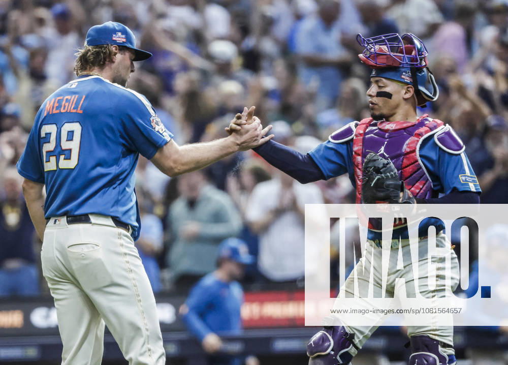 Milwaukee Brewers closing pitcher Trevor Megill (L) and Milwaukee Brewers catcher William Contreras (R) celebrate after the final out in the ninth inning of the MLB, Baseball Herren, USA game between the Atlanta Braves and the Milwaukee Brewers at American Family Field in Milwaukee, Wisconsin on Friday, August 21, 2026. The Brewers defeated the Braves 2-1. MIL20260821829 TANNENxMAURY