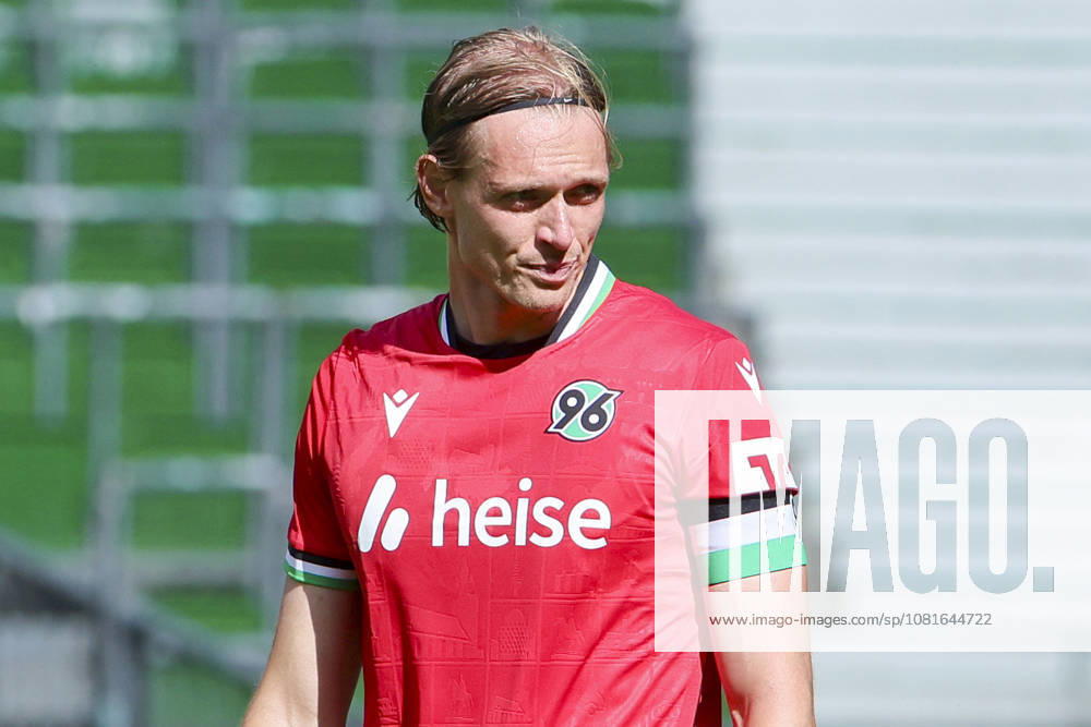 Stefan Teitur Thordarson (Hannover 96) schaut enttaeuscht waehrend des Spiels des DFB-Pokals zwischen SV Hemelingen und Hannover 96, Weserstadion am 22. August 2026 in Bremen, Deutschland. (Foto von Marco Steinbrenner DeFodi Images) +++ Stefan Teitur Thordarson (Hannover 96) looks dejected during the DFB-Pokal match between SV Hemelingen and Hannover 96t at Weserstadion on August 22, 2026 in Bremen, Germany. (Photo by Marco Steinbrenner DeFodi Images) (Photo by Marco Steinbrenner DeFodi Images) -
