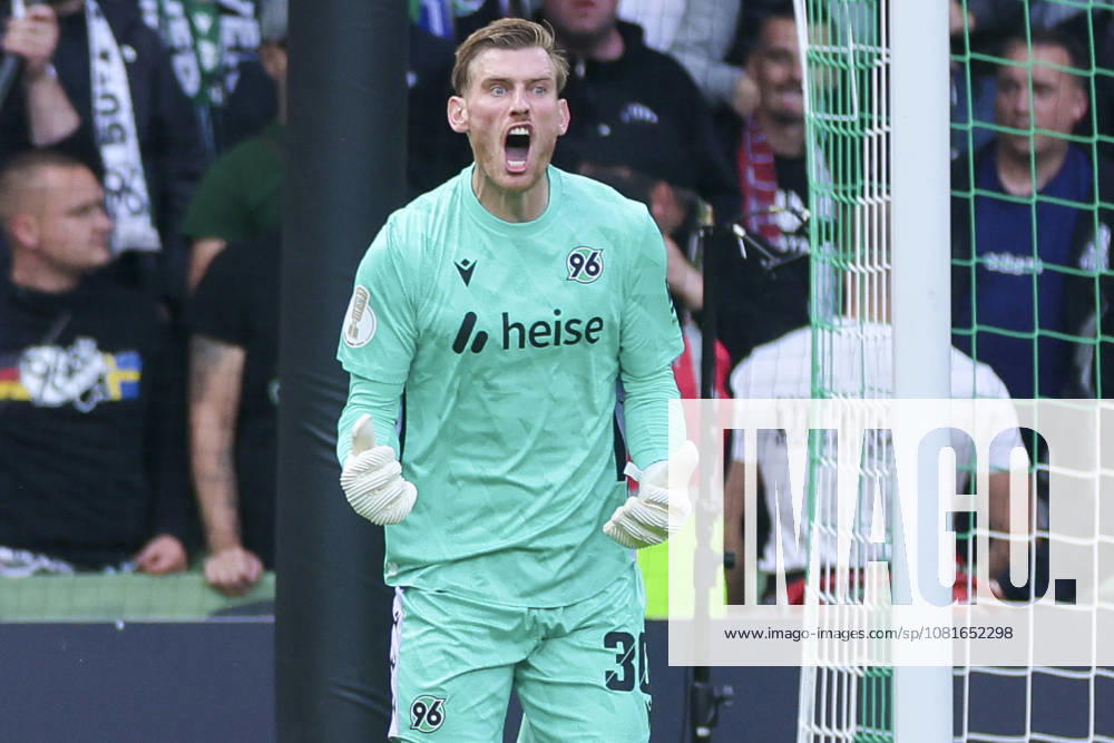 Torhueter Leo Weinkauf (Hannover 96) schaut enttaeuscht waehrend des Spiels des DFB-Pokals zwischen SV Hemelingen und Hannover 96, Weserstadion am 22. August 2026 in Bremen, Deutschland. (Foto von Marco Steinbrenner DeFodi Images) +++ Torhueter Leo Weinkauf (Hannover 96) looks dejected during the DFB-Pokal match between SV Hemelingen and Hannover 96t at Weserstadion on August 22, 2026 in Bremen, Germany. (Photo by Marco Steinbrenner DeFodi Images) (Photo by Marco Steinbrenner DeFodi Images) -