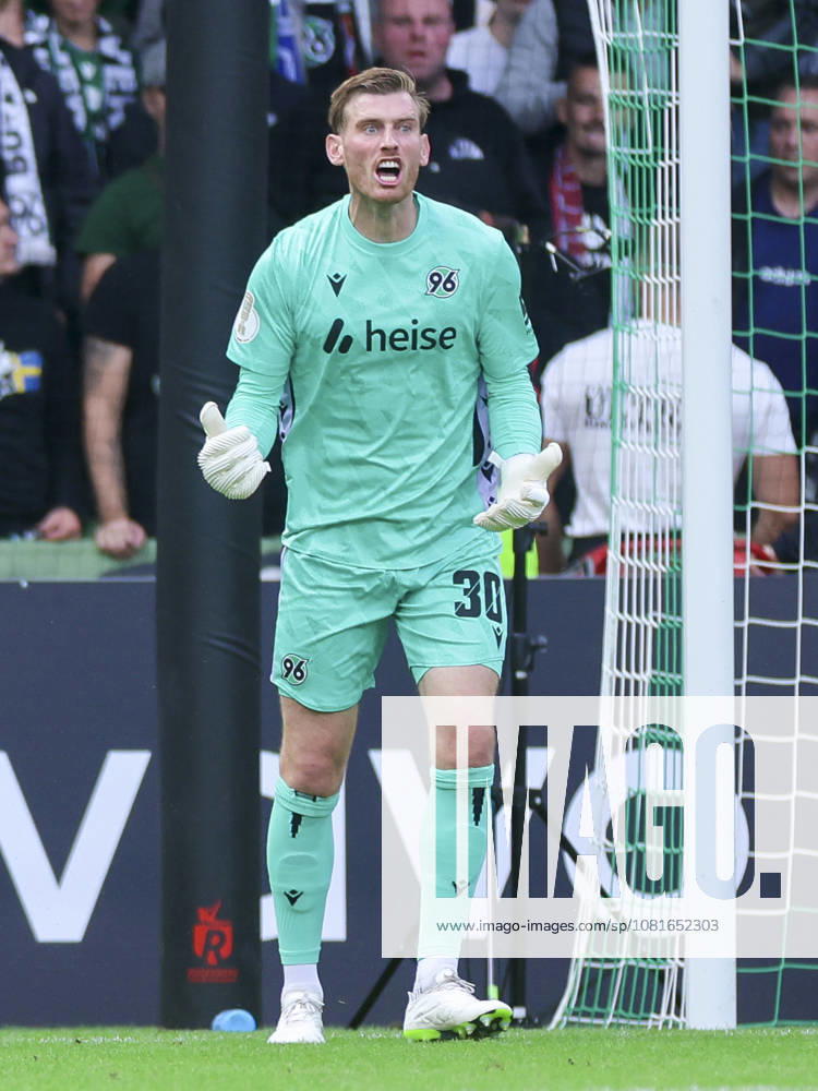 Torhueter Leo Weinkauf (Hannover 96) schaut enttaeuscht waehrend des Spiels des DFB-Pokals zwischen SV Hemelingen und Hannover 96, Weserstadion am 22. August 2026 in Bremen, Deutschland. (Foto von Marco Steinbrenner DeFodi Images) +++ Torhueter Leo Weinkauf (Hannover 96) looks dejected during the DFB-Pokal match between SV Hemelingen and Hannover 96t at Weserstadion on August 22, 2026 in Bremen, Germany. (Photo by Marco Steinbrenner DeFodi Images) (Photo by Marco Steinbrenner DeFodi Images) -