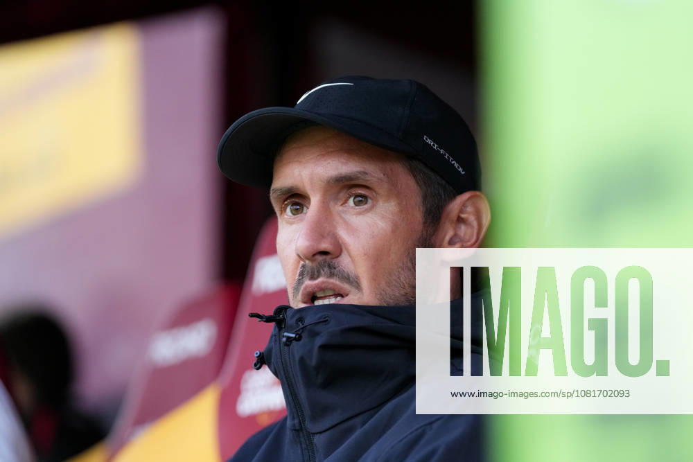 Julian Schuster (SC Freiburg, Trainer) , Schottland, Fussball, UEFA Conference League, Play-offs, Hinspiel, 2026 2027, Motherwell FC vs. SC Freiburg, 20.08.2026, Fir Park Stadium, Motherwell Motherwell Fir Park Stadium North Lanarkshire Schottland