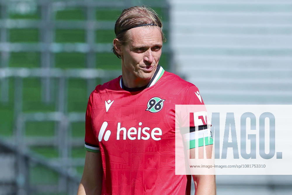 Stefan Teitur Thordarson (Hannover 96) schaut enttaeuscht waehrend des Spiels des DFB-Pokals zwischen SV Hemelingen und Hannover 96, Weserstadion am 22. August 2026 in Bremen, Deutschland. (Foto von Marco Steinbrenner DeFodi Images) +++ Stefan Teitur Thordarson (Hannover 96) looks dejected during the DFB-Pokal match between SV Hemelingen and Hannover 96t at Weserstadion on August 22, 2026 in Bremen, Germany. (Photo by Marco Steinbrenner DeFodi Images) (Photo by Marco Steinbrenner DeFodi Images) -