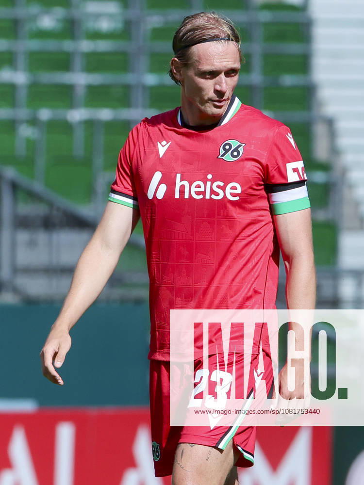 Stefan Teitur Thordarson (Hannover 96) schaut enttaeuscht waehrend des Spiels des DFB-Pokals zwischen SV Hemelingen und Hannover 96, Weserstadion am 22. August 2026 in Bremen, Deutschland. (Foto von Marco Steinbrenner DeFodi Images) +++ Stefan Teitur Thordarson (Hannover 96) looks dejected during the DFB-Pokal match between SV Hemelingen and Hannover 96t at Weserstadion on August 22, 2026 in Bremen, Germany. (Photo by Marco Steinbrenner DeFodi Images) (Photo by Marco Steinbrenner DeFodi Images) -