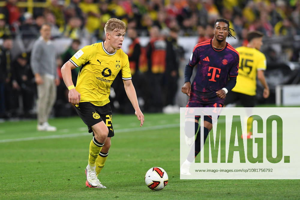 Daniel Svensson (Borussia Dortmund) und Michael Olise (FC Bayern Muenchen) im Zweikampf waehrend des Franz-Beckenbauer-Supercup Endspiel 2026 zwischen Borussia Dortmund und FC Bayern Muenchen, Signal Iduna Park am 22. August 2026 in Dortmund, Deutschland. (Foto von Ralf Treese DeFodi Images) +++ Daniel Svensson (Borussia Dortmund) und Michael Olise (FC Bayern Muenchen) battle for the ball during the Franz Beckenbauer Supercup match between Borussia Dortmund and FC Bayern Muenchen at Signal Iduna Park on August 22, 2026 in Dortmund, Germany. (Photo by Ralf Treese DeFodi Images) -