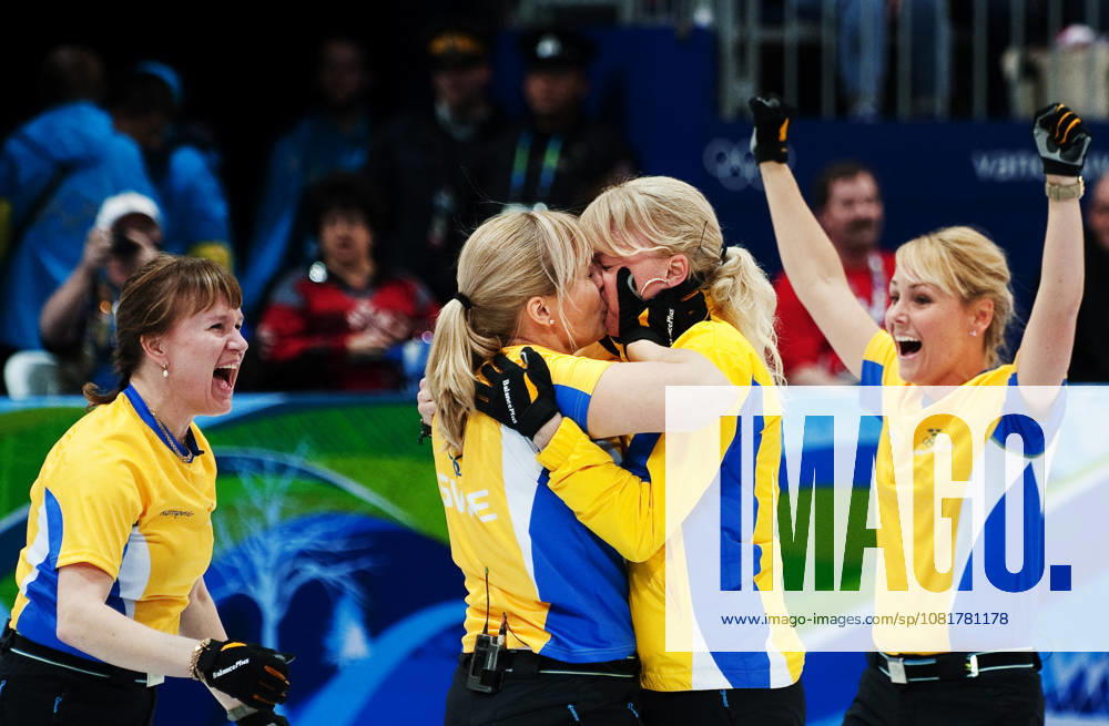 OS 2010, Curling, dam, final, Kanada - Sverige: Medan Cathrine Lindahl och Anna Le Moine och Eva Lund som kysser Anette Norberg (Jubel, Guld, Kyss) Vancouver Kanada