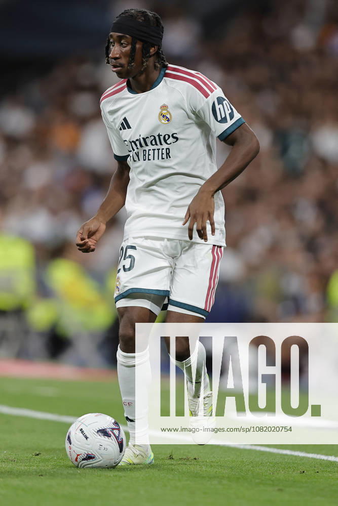 Yan Diomande (Real Madrid CF) controls the ball during the LaLiga EA Sports match between Real Madrid CF and Real Sociedad de Futbol at Estadio Santiago Bernabà u on August 26, 2026 in Madrid, Spain. (Photo by Manu Reino DeFodi Images) -