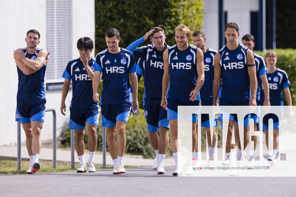 Fussball, Training des FC Schalke 04. v. l. Robin Gosens (FC Schalke 04), Satoshi Tanaka (FC Schalke 04), Ron Schallenberg (FC Schalke 04), Maximilian Wöber (FC Schalke 04), Timo Becker (FC Schalke 04), Edin Dzeko (FC Schalke 04), Nikola Katic (FC Schalke 04) gehen zum Training. Gelsenkirchen Trainingsgelände FC Schalke 04 NRW Deutschland xRHR-FOTO YYx