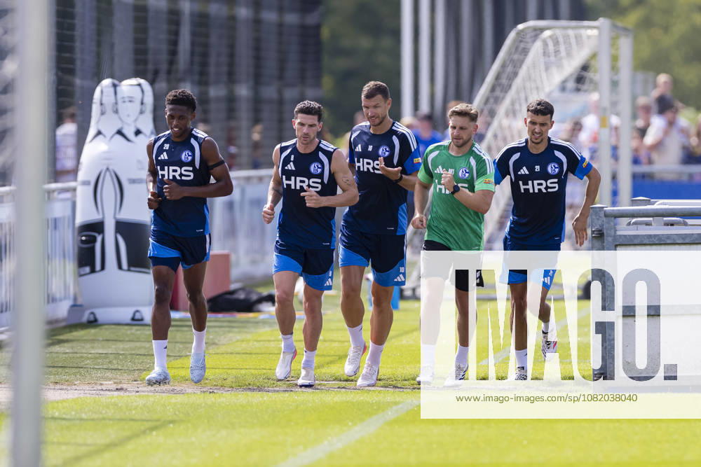 Fussball, Training des FC Schalke 04. v. l. Junior Adamu (FC Schalke 04), Robin Gosens (FC Schalke 04), Edin Dzeko (FC Schalke 04), Reha-Trainer Marc Thum (FC Schalke 04), Dejan Ljubicic (FC Schalke 04). Gelsenkirchen Trainingsgelände FC Schalke 04 NRW Deutschland xRHR-FOTO YYx