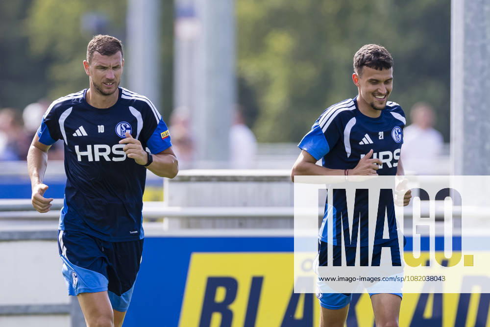Fussball, Training des FC Schalke 04. v. l. Edin Dzeko (FC Schalke 04), Dejan Ljubicic (FC Schalke 04). Gelsenkirchen Trainingsgelände FC Schalke 04 NRW Deutschland xRHR-FOTO YYx