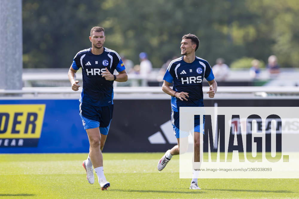 Fussball, Training des FC Schalke 04. v. l. Edin Dzeko (FC Schalke 04), Dejan Ljubicic (FC Schalke 04). Gelsenkirchen Trainingsgelände FC Schalke 04 NRW Deutschland xRHR-FOTO YYx